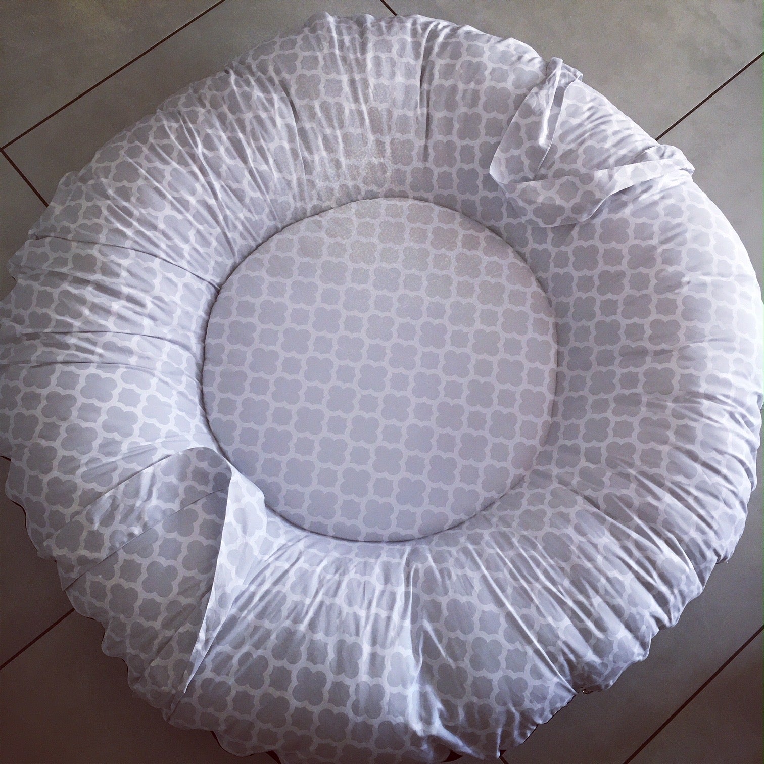 Doughnut - Grey Flower 01 Round cushion with a geometric pattern on a tiled floor